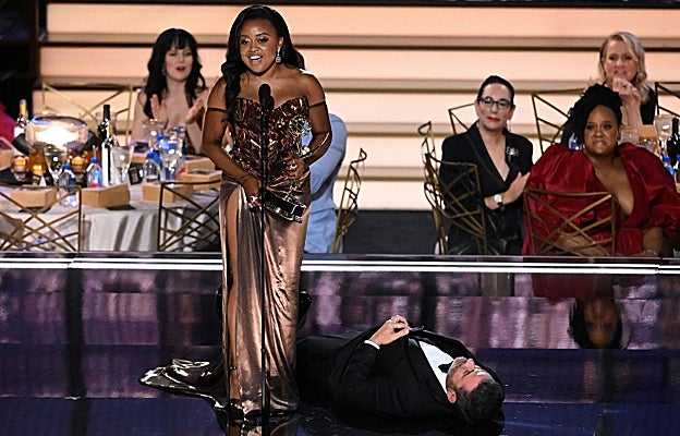 Jimmy Kimmel tumbado en el escenario de los Emmy mientras Quinta Brunson recoge su premio