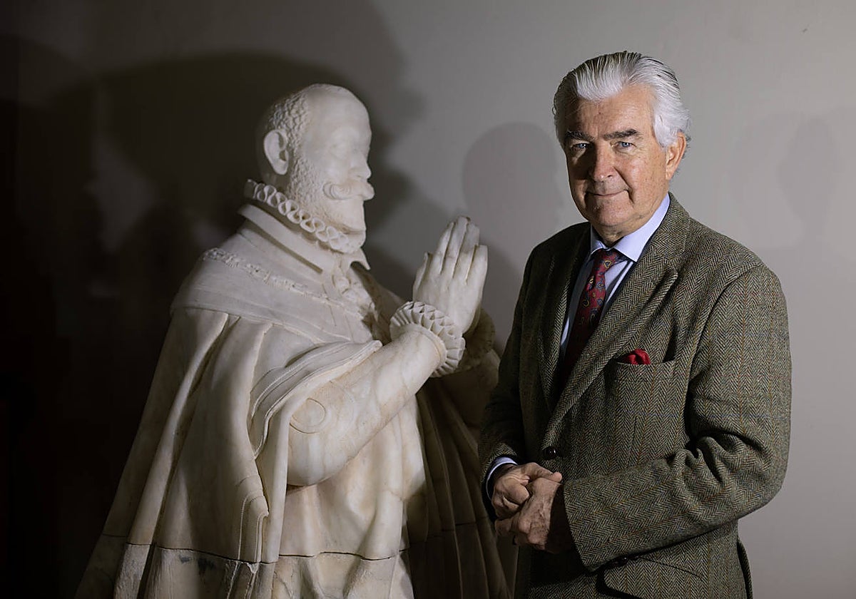 Karl Khevenhüller, junto a la estatua restaurada de su antepasado, el embajador imperial Hans Khevenhüller