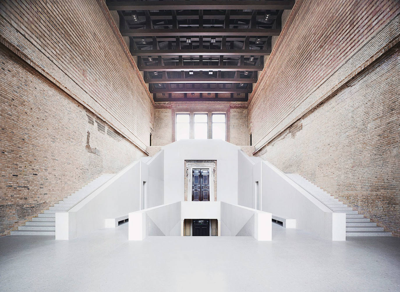 Neues Museum, Berlín, Alemania, 2009. Construido entre 1841 y 1859 por Friedrich August Stüler, como parte de la Isla de Museos de Berlín, este edificio permaneció en ruinas durante casi cinco décadas tras la Segunda Guerra Mundial, presentando diferentes grados de destrucción en su interior. El proyecto de Chipperfield consistió en un ejercicio de conservación antes de que de reconstrucción, restituyendo al edificio su estructura de conjuntos y secuencia de espacios.