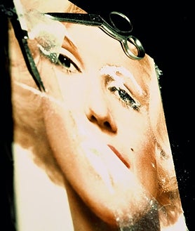 Imagen secundaria 2 - En la parte superior, 'The Press. Murder Mystery People', de Cindy Sherman. Sobre estas líneas, de izquierda a derecha, 'Ritmos colores', de Sonia Delaunay y 'Marilyn, Cosmococa', de Hélio Oiticica y Neville d'Almeida. En la colección Helga de  Alvear