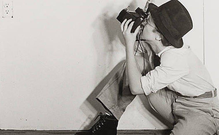 Imagen principal - En la parte superior, 'The Press. Murder Mystery People', de Cindy Sherman. Sobre estas líneas, de izquierda a derecha, 'Ritmos colores', de Sonia Delaunay y 'Marilyn, Cosmococa', de Hélio Oiticica y Neville d'Almeida. En la colección Helga de  Alvear