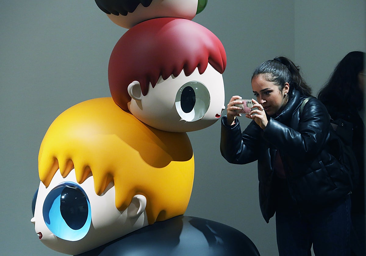 Una joven fotografía 'Heads', la escultura más grande proyectada por Calleja hasta la fecha