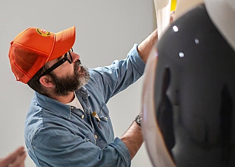 Imagen secundaria 1 - En las imágenes, el artista en pleno montaje de su muestra malagueña