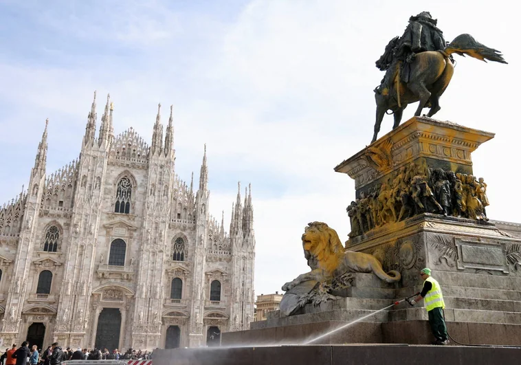 Militantes ecologistas atacan con pintura la estatua del Duomo de Milán