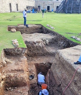 Imagen secundaria 2 - Excavaciones en el patio de armas del actual castillo donde se han descubierto restos de la anterior construcción del siglo XVII