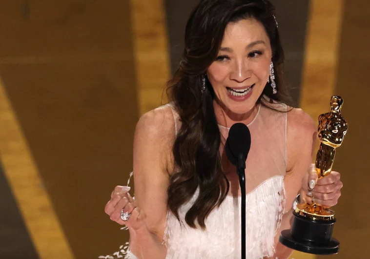 Quién es Michelle Yeoh, la primera asiática en ganar el Oscar