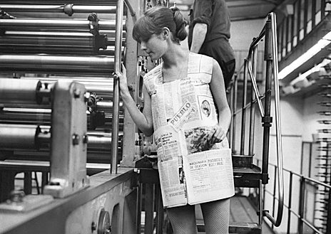 Imagen secundaria 1 - Sobre estas líneas, maniquí con un traje de papel realizado con hojas del diario 'Pueblo'. A la derecha, Karina, con su atuendo para Eurovisión. Arriba, El productor y músico Glyn Johns y Bill Wyman, de los Rolling Stones, con modelos vestidas por el diseñador Juanjo Rocafort