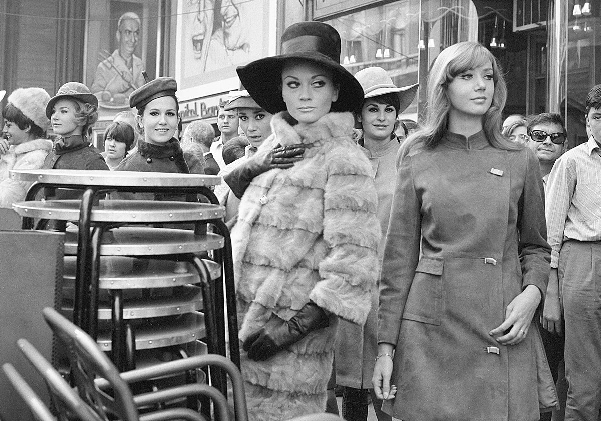 Lourdes Albert y otras maniquíes en la Gran Vía, en un proyecto para Herrero y Rodero, (Madrid, octubre de 1967)