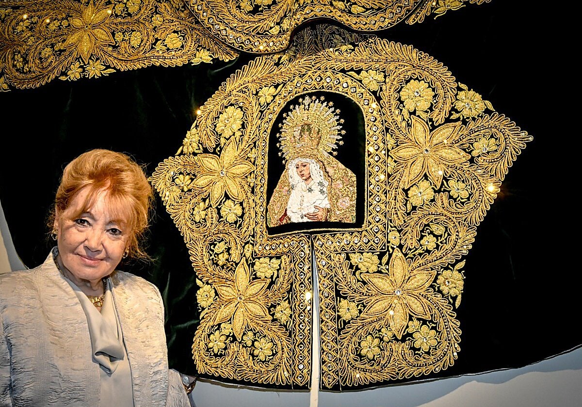 La maestra Nati, junto a un capote de paseo