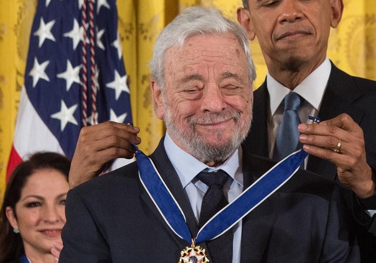 El compositor, Stephen Sondheim, recibiendo en 2015 la medalla presidnecial del entonces presidente Barack Obama