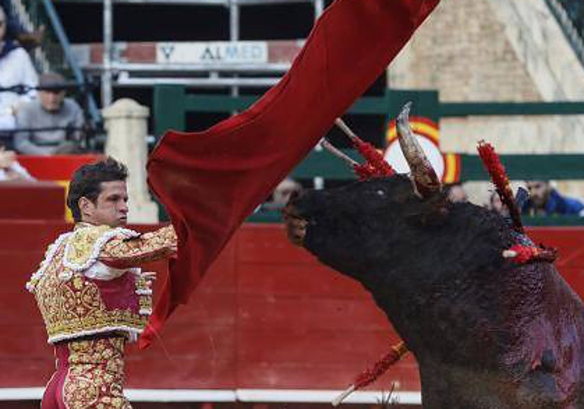 El Juli pelea contra las oleadas del primer toro y del viento