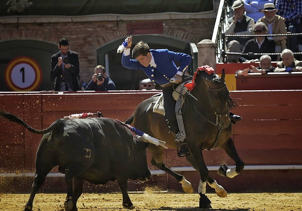 Guillermo Hermoso de Mendoza, a caballo en el tercer toro