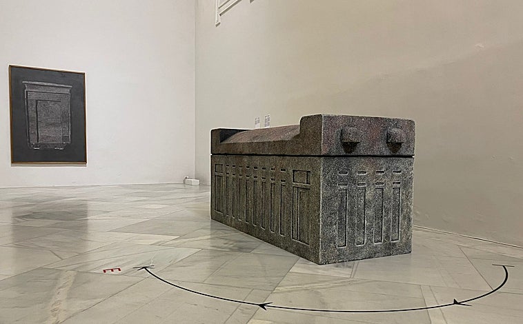 Imagen principal - Arriba, 'Amanecer para el sarcófago de la quinta dinastía del Museo Británico procedente de Guiza'. Sobre estas líneas, uno de los dibujos con esporas de la creadora y la instalación, con la humedad del centro, 'Señal predictiva'
