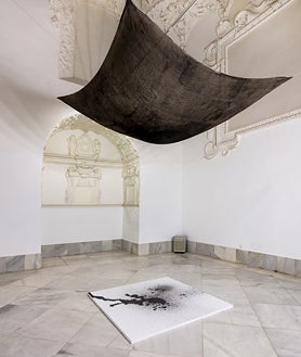 Imagen secundaria 2 - Arriba, 'Amanecer para el sarcófago de la quinta dinastía del Museo Británico procedente de Guiza'. Sobre estas líneas, uno de los dibujos con esporas de la creadora y la instalación, con la humedad del centro, 'Señal predictiva'