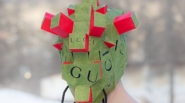 Obra de la serie 'Fashion Victims & Heroes'. Máscara realizada con el papel de la bolsa de Gucci (2021)