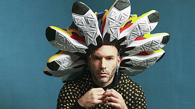 Traje especial con zapatos y ropa de Lidl para la performance 'Lidl guiando al pueblo' (2019)