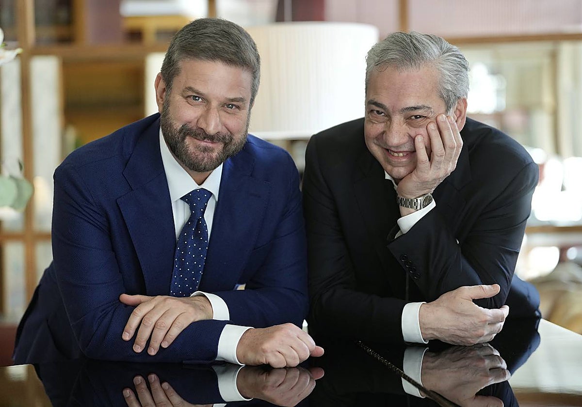 El director artístico del festival, Ilias Tzempetonidis, y el director de orquesta Nicola Luisotti