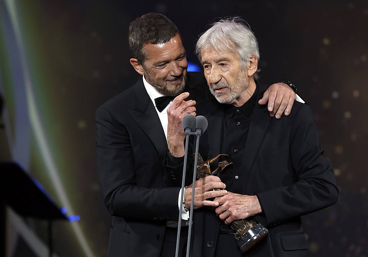 Antonio Banderas y José Sacristán, durante la gala de los premios Talía