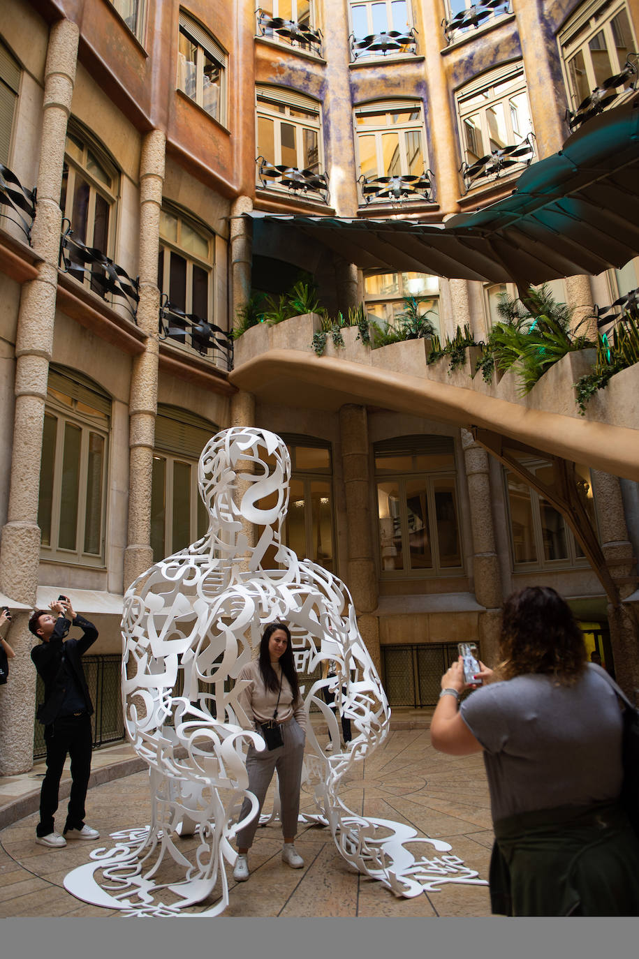 La poesía del silencio de Plensa conquista La Pedrera