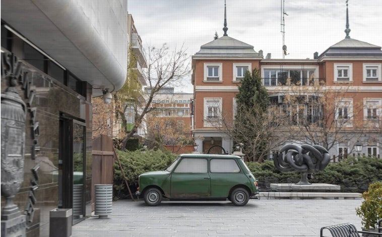 Imagen principal - Arriba, 'Mini-Escort ampliado al 130%', de Elizabeth Wright, con 'Almudena', de Miguel Berrocal, al fondo. Sobre estas líneas, a la izquierda, 'Accident Motion Pictures', de Miguel Palma. A la derecha, obras de Karin Sander, del Museo Helga de Alvear de Cáceres 