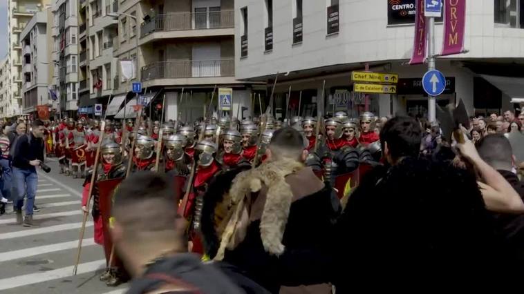 Cientos de personas participan en el desfile inaugural de 'Mercaforum' recreando la Calahorra romana