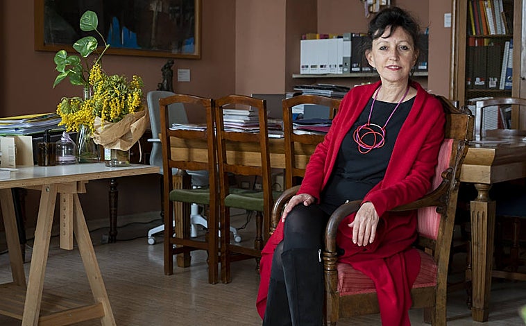 Imagen principal - Sobre estas líneas, uno de los claustros y de las torres del complejo. Arriba, Ángeles Albert, actual directora de la Academia, en su despacho