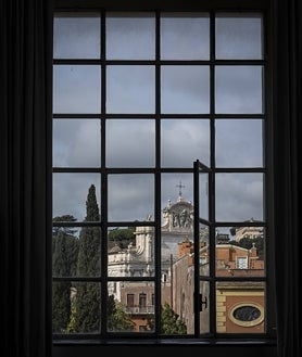 Imagen secundaria 2 - Sobre estas líneas, detalle de las estancias de la biblioteca de la Acedemia y algunas de las vistas desde los estudios. Arriba, Amelie Aranguren, investigadora, una de las becadas en este 2023