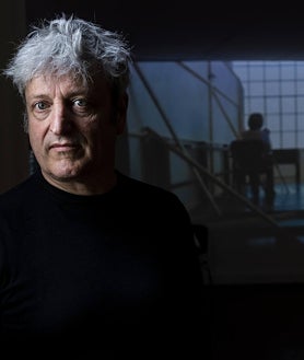 Imagen secundaria 2 - Sobre estas líneas, el arquitecto David Hernández Falagán explica su proyecto sobre la periferia romana a unos espectadores de su Open Studio. A la derecha, el creador vasco Manu Muniategi. Arriba, la diseñadora Raquel Buj