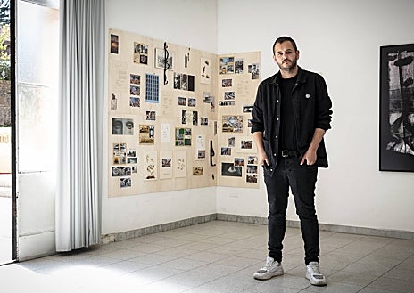 Imagen secundaria 1 - Sobre estas líneas, los creadores plásticos Abel Jaramillo y Elvira Amor. Arriba, los Fuentesal Arenillas