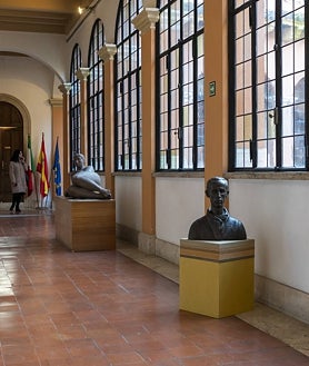 Imagen secundaria 2 - Sobre estas líneas, el hórreo abandonado en el Jardín de los Becarios. A la derecha, obras de los Fernández-Laviada en los pasillos que llevan al auditorio: Escultura de Manuel; pedestal de su sobrina-nieta Irma. Arriba, antigua Sala de los Retratos, hoy espacio de la muestra dedicada a Joaquín Sorolla