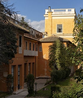 Imagen secundaria 2 - Sobre estas líneas, uno de los claustros y de las torres del complejo. Arriba, Ángeles Albert, actual directora de la Academia, en su despacho