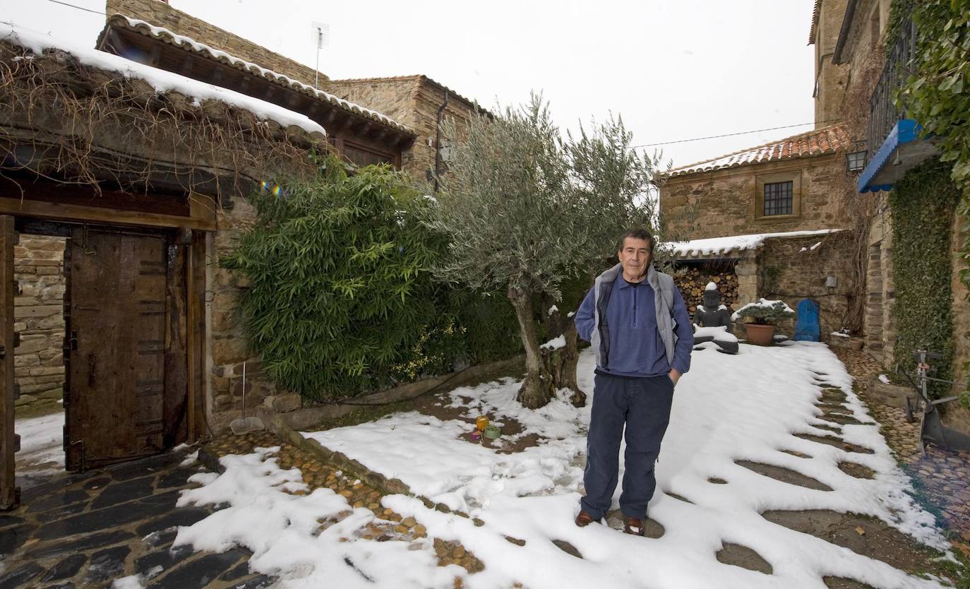 El escritor, en su casa de Castilfrío de la Sierra
