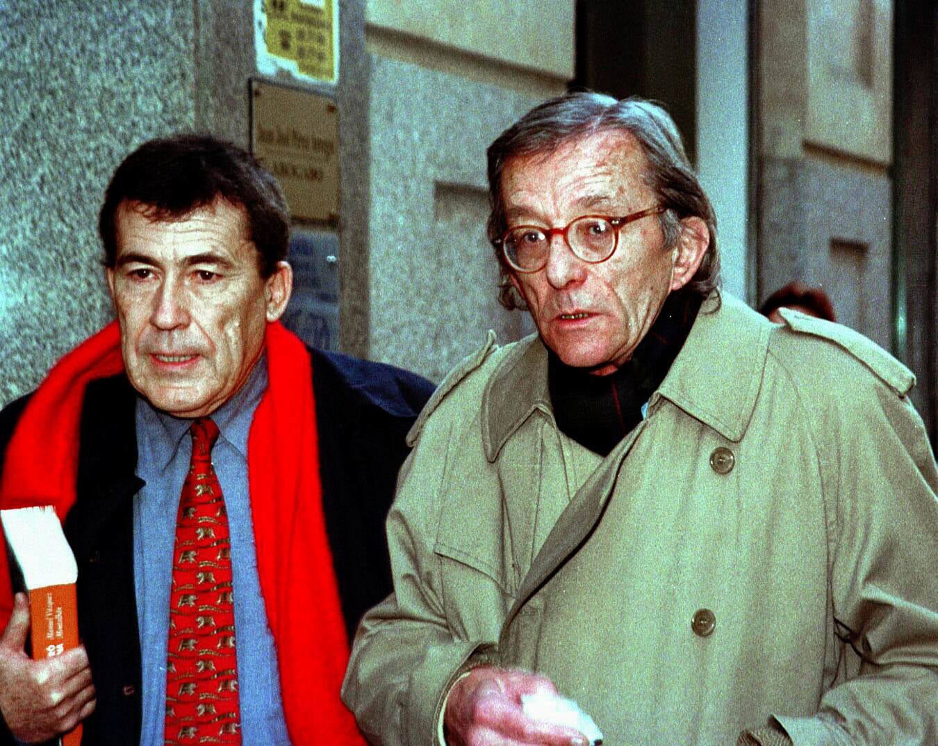 Con el hijo de Torrente Ballester, Gonzalo, tras el fallecimiento del escritor ferrolano