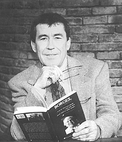 Fernando Sánchez Dragó, con un ejemplar de un libro de Borges