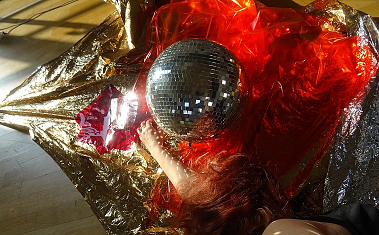 Imagen principal - Arriba, 'Fuera de campo'. Sobre estas líneas, otras propuestas de la creadora