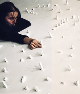 Imagen secundaria 2 - Arriba, 'Fuera de campo'. Sobre estas líneas, otras propuestas de la creadora