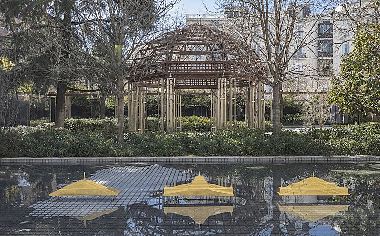 Imagen principal - Arriba, obra de Anne y Patrick Poirier. Sobre estas líneas, propuestas de Dan Flavin y Dan Graham