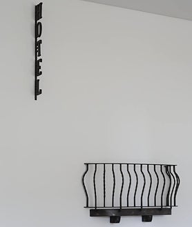 Imagen secundaria 2 - Arriba, instalación de Elisabeth Wright. Sobre estas líneas, obras de Thomas Schütte y Juan Muñoz