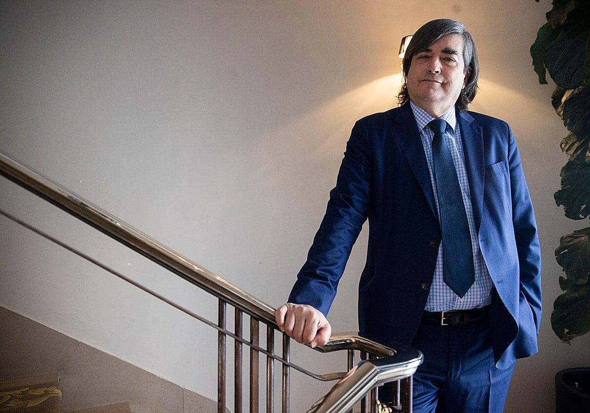 El escritor Jaime Bayly, retratado en el Wellington de Madrid
