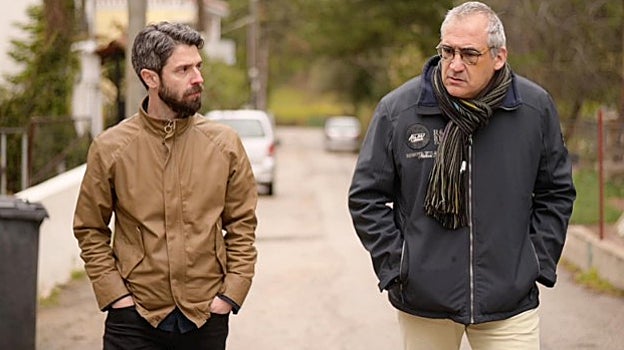 A la derecha, el arqueólogo agredido junto a periodista de la televisión pública griega