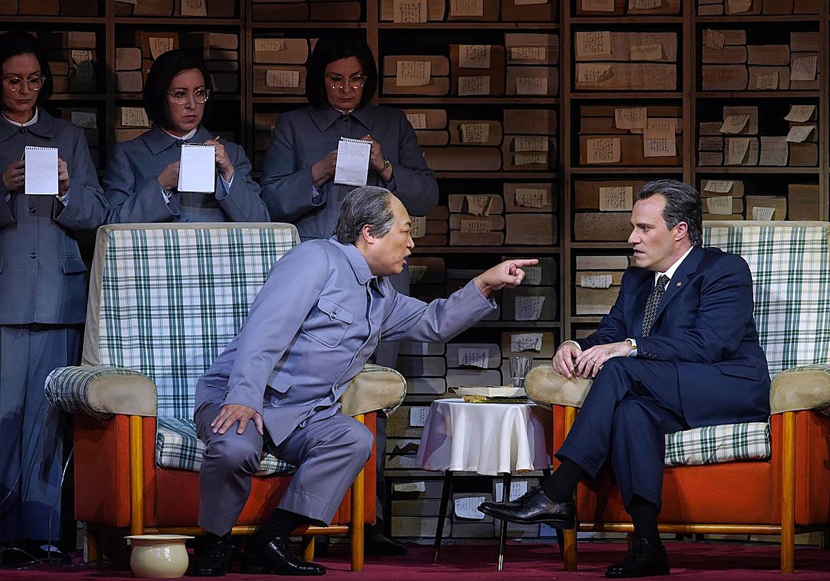 Alfred Kim (Mao Tse-Tung) y Leigh Melrose (Richard Nixon) en un momento de la ópera
