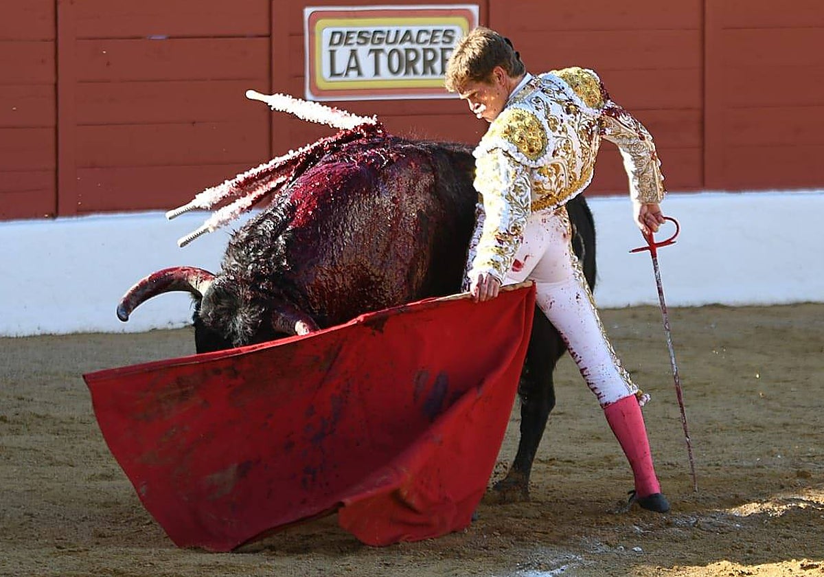 Borja Jiménez, con el toro Provechoso