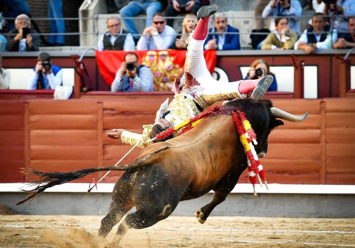 Violentísima voltereta de Mario Alcalde en el cuarto novillo de Conde de Mayalde