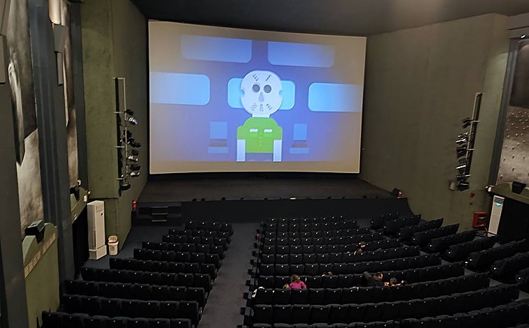 Imagen principal - De arriba abajo: interior del cine Astor y exteriores del Ideal y el Astor