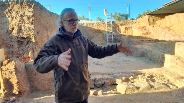Sebastián Celestino, junto a la entrada donde se encontraron las figuras