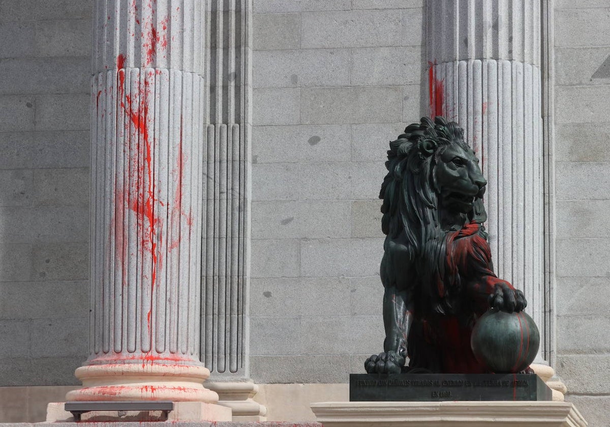 Los leones del Congreso de los Diputados fueron atacados con pintura roja