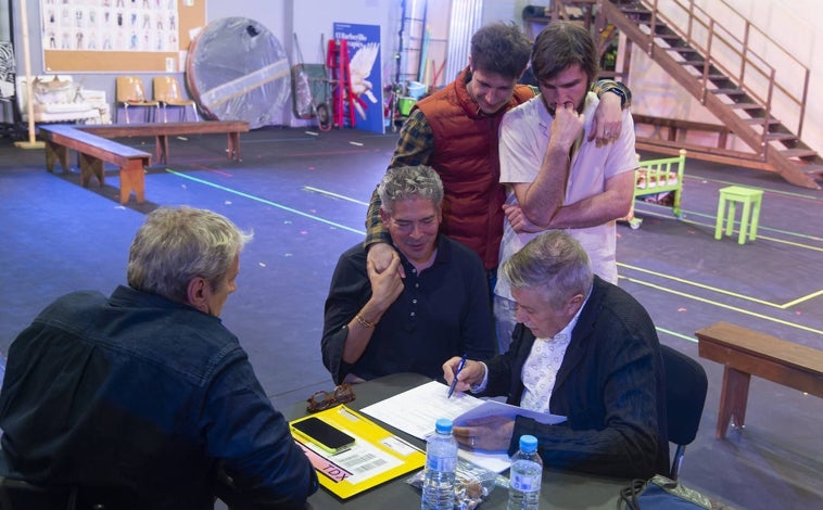 Imagen principal - Los responsables de la producción: Daniel Bianco (de espaldas), Boris Izaguirre, Andrés Salado, Lucas Vidal y Emilio Sagi; Ainhoa Arteta y Boris Izaguirre; Emilio Sagi y Daniel Bianco