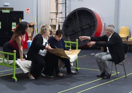 Imagen secundaria 1 - Boris Izaguirre y Lucas Vidal; Emilio Sagi da instrucciones a Lara Chaves, María José Suárez y Amelia Font; Ainhoa Arteta