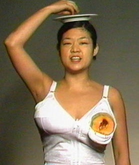 Imagen secundaria 2 - Arriba, una de las imágenes de la serie 'Mentiras', de Carmela García. Sobre estas líneas, 'La blanche', de Agnes Essonti, y 'Melons', de Patty Chang