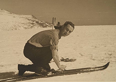 Imagen secundaria 1 - Arriba, reunión en casa con Massiel, Laura Valenzuela, José Luis Dibildos, Enrique Herreros, Sáenz de Heredia y José Agustín Goytisolo, entre otros amigos. Sobre estas líneas, a la izquierda, Jaime de Armiñán esquiando en 1944, y a la derecha, el cineasta y Elena Santonja, el día de su boda. Ella luce un diseño de Elio Berhanyer 